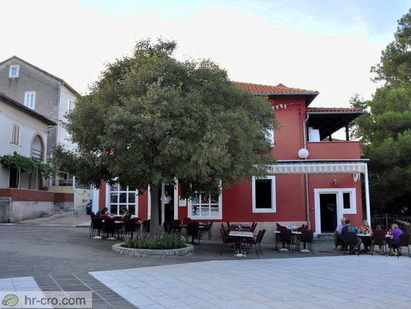 Nerezine - Trg studenec