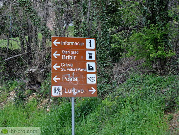 Usmerjevalne table pred Bribirjem