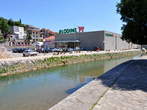 Dubračina - Struga ob trgovskem poslopju 