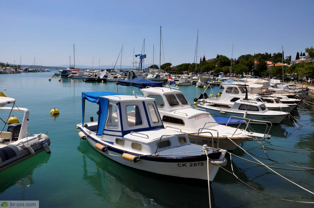 Motorboote im inneren Becken