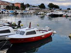 Marina Podvorska - Rotes Motorboot zwischen den Liegeplätzen 