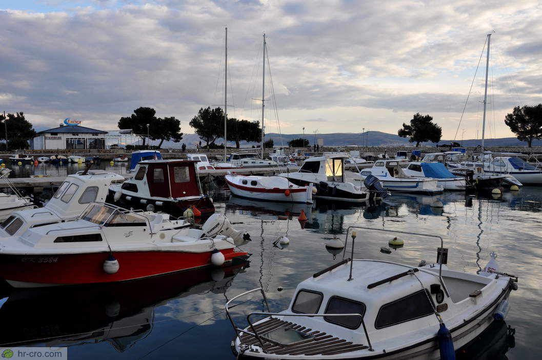 Abendlicht über der gut belegten Marina