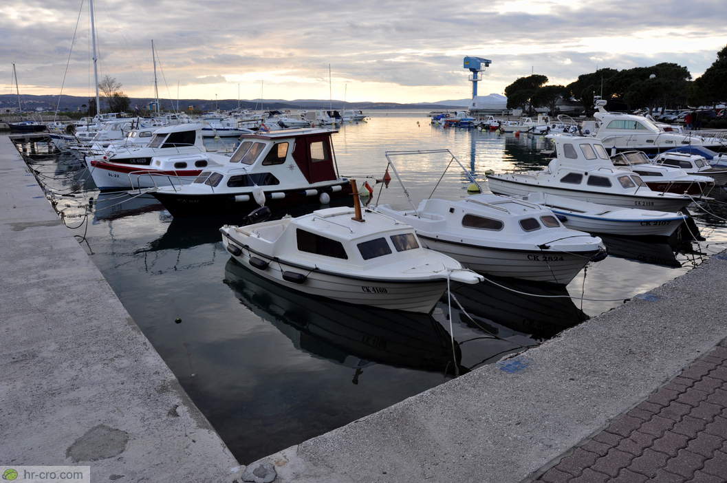 Boote am äußeren Uferweg