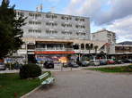 Park padlih za domovino - Pogled skozi park proti Hotelu International 