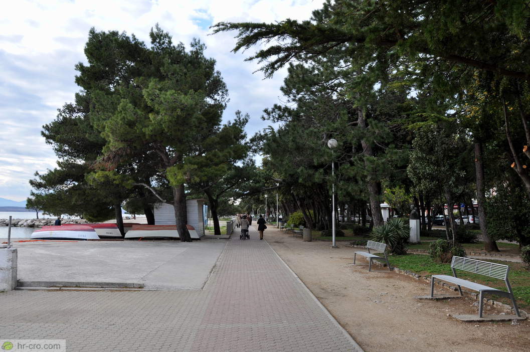 Promenade along the seaward edge of the park - Photo: 10103200-0 Promenade along the seaward edge of the park