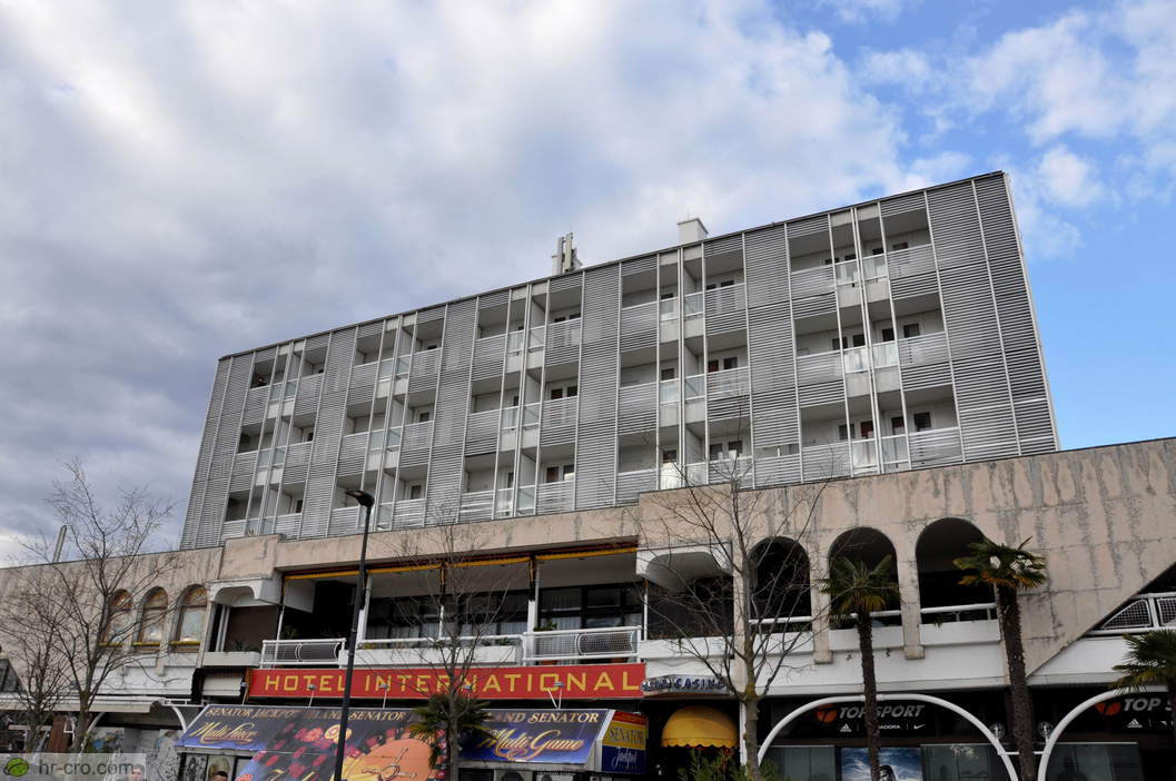 Visoko hotelsko krilo z arkadami - Fotografija: 10104110-2 Visoko hotelsko krilo z arkadami