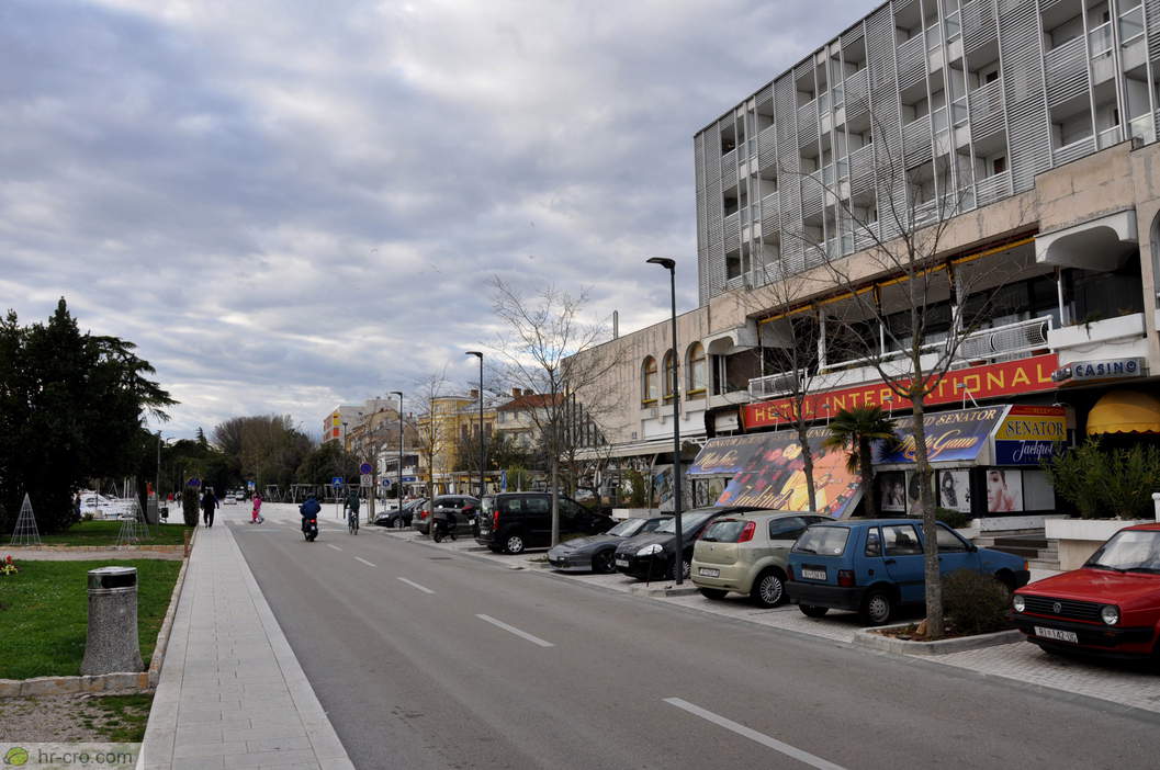 Poslopje ob obalni cesti - Fotografija: 10104110-3 Poslopje ob obalni cesti