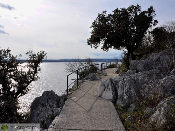 Footpath around Kacjak Cape