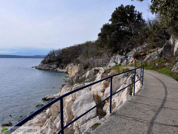 Trail around Kacjak Cape <br> Path around Kacjak Cape