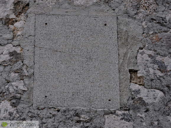 Vzidana plošča z napisom