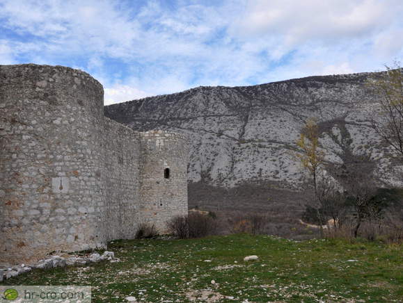 Grad Drivenik s pogledom na hribe