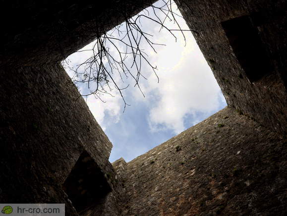 Pogled navzgor znotraj stolpa