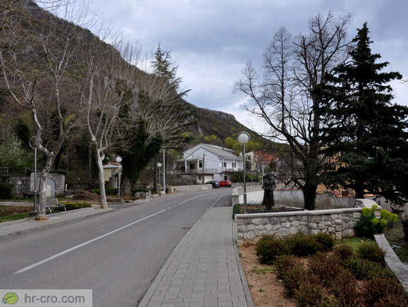 Kipi in spomeniki ob prihodu v Grižane