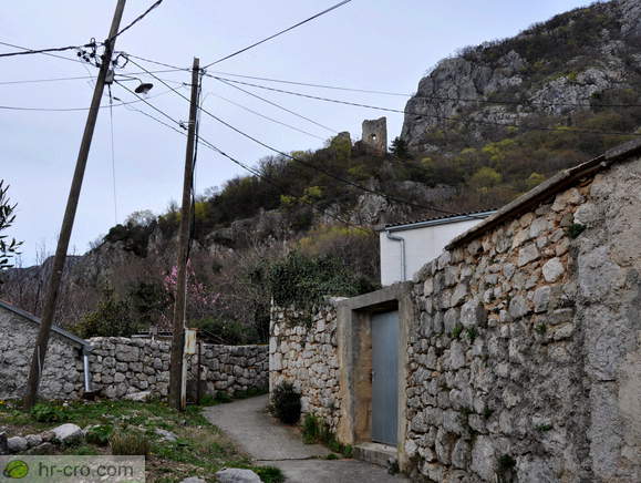 Pogled proti trdnjavi nad Grižanah