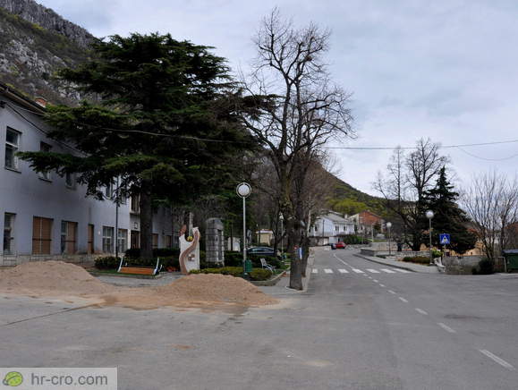 Cesta v smeri Bribirja