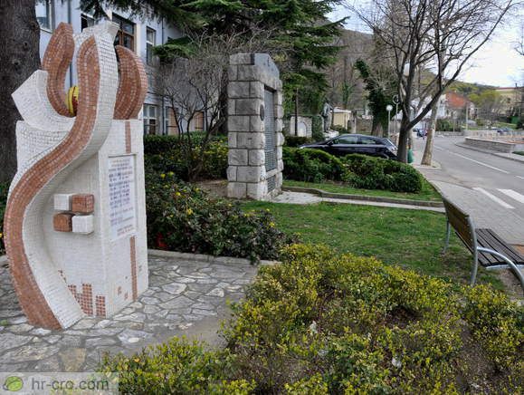 Avenue of monuments in Grizane