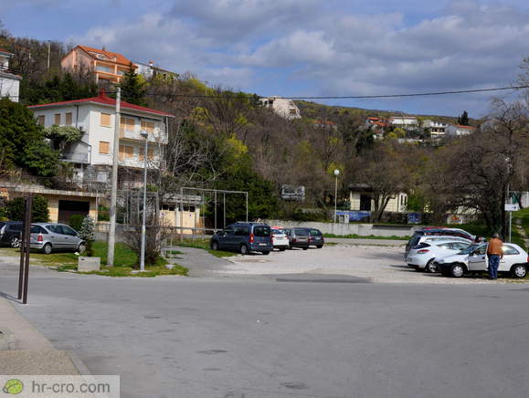 Parkirišče pri plaži v Jadranovem
