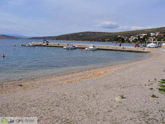 Pogled na plažo v Jadranovem