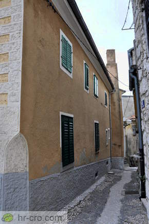 Ozka ulica ob škofiji