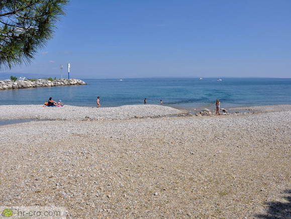 Peščeno, kamnita plaža