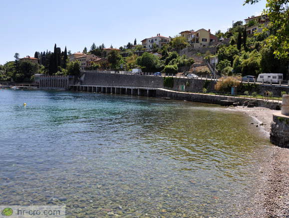 Plaža v Iki zahodno od pomola