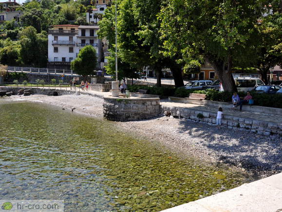 Manjša plaža na drugi strani pomola