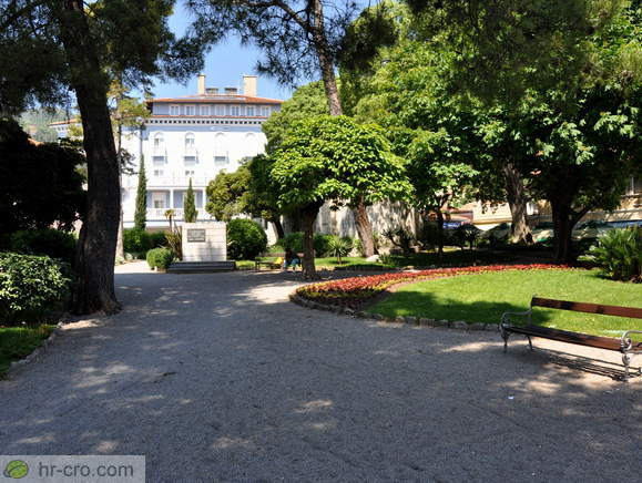 Park pri cerkvi sv. Trojice