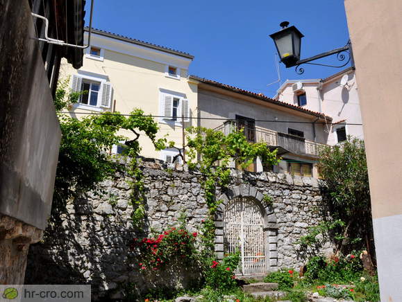 Small garden in front of the St. John's Chapel