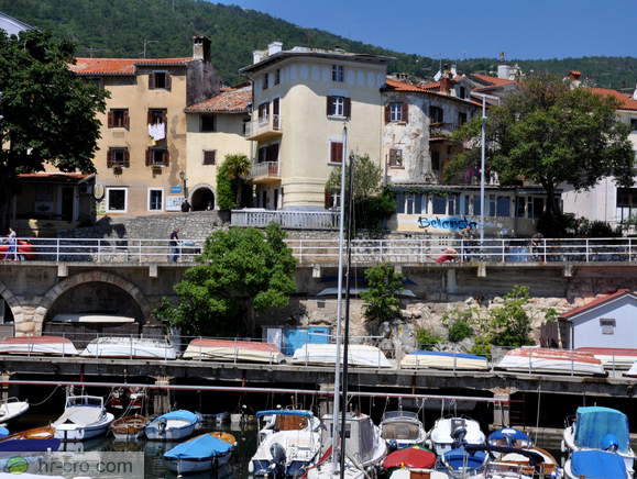 Staro mestno jedro z Vzhodnimi mestnimi vrati iz pristanišča