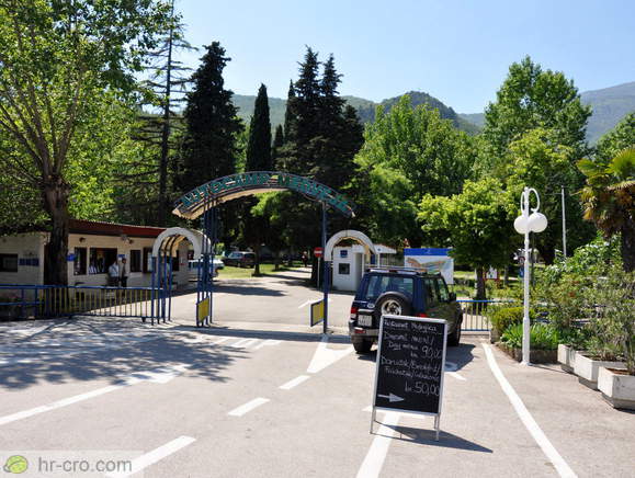 Vhod v kamp Medveja v bližini ceste Opatija - Mošćenička Draga