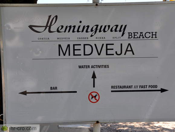 Hemingway Beach - Direction signs