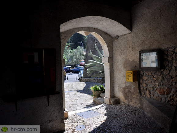 Passage between the outer part and the old town