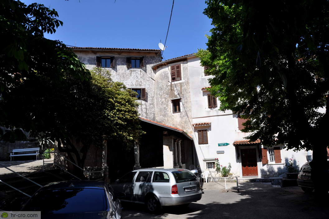Stražnica (gradska loža) ob starem mestnem jedru - Fotografija: 10490016-0 Stražnica (gradska loža) ob starem mestnem jedru