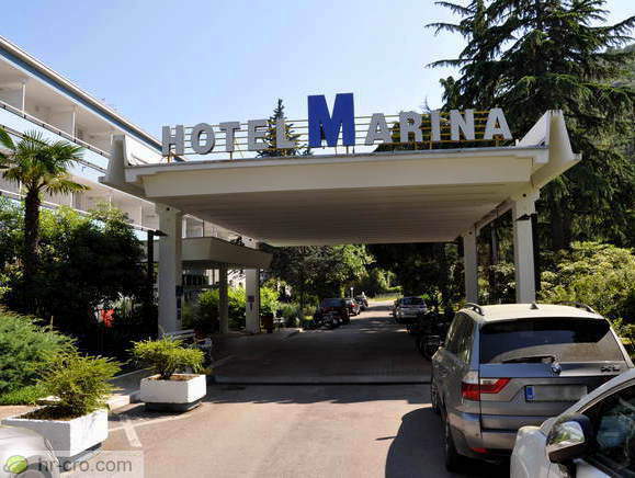 Cesta ob hotelu do hotelskega parkirišča