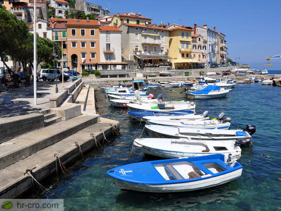 Luka v središču Mošćeničke Drage