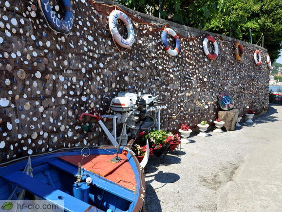 Ika-Ičići <br> Stena s školjkami Ika-Ičići <br> Stena s školjkami