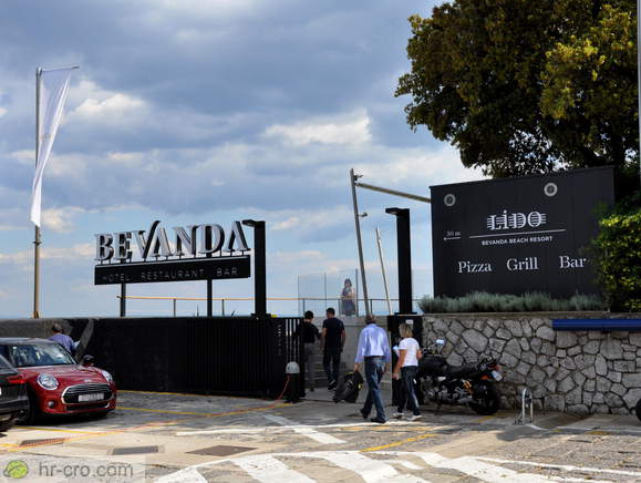 Vhod k Bevanda hotelu, restavraciji, baru