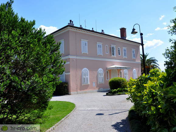 Vila Angiolina z zadnje strani