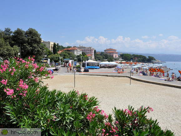 Plaža Slatina v glavni sezoni