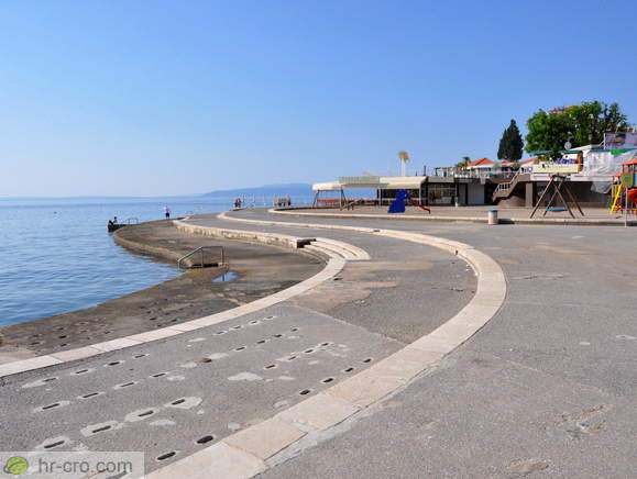 Restavracije in lokali v bližini plaže Slatina