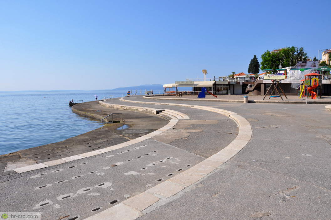 Restaurants and bars near the Slatina Beach