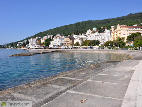 Betonski del plaže Slatina