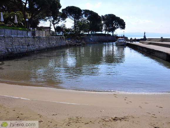 Otroška plaža ob robu plaže Slatina
