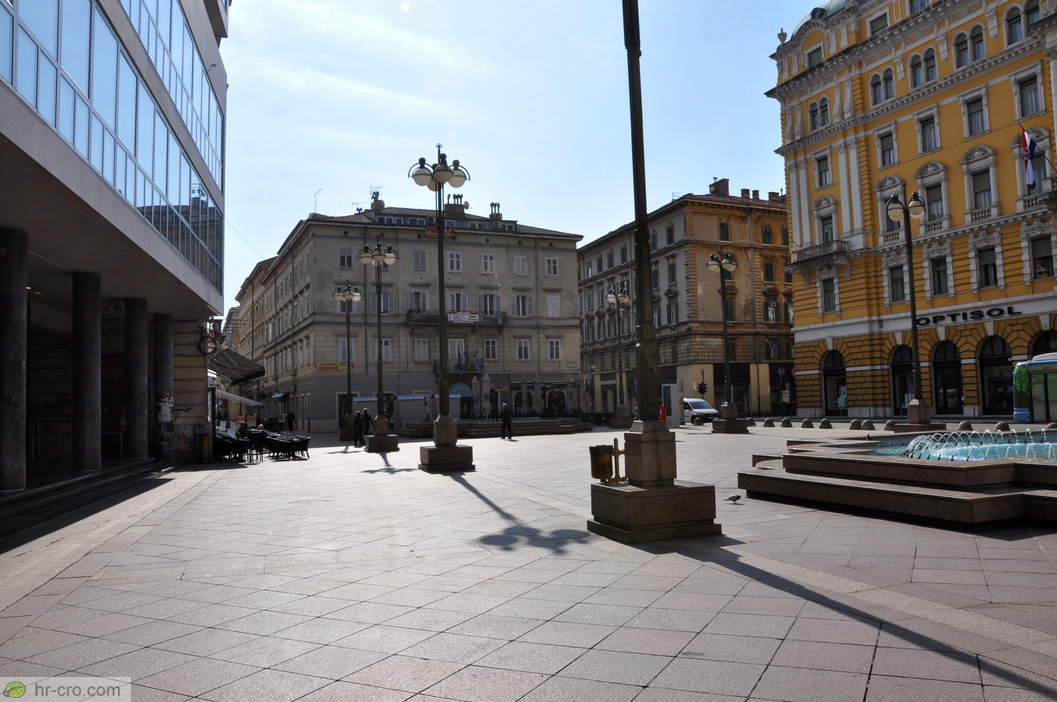 Jadranski trg Square with two fountains