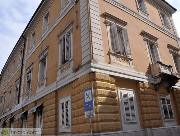 Palača Municipija s Trga 128. brigade Hrvatske vojske