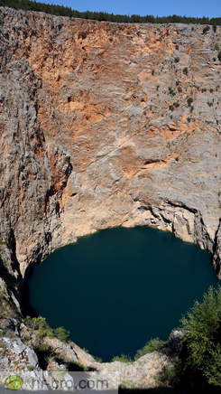 Rdeče jezero z rdečo steno nad njim