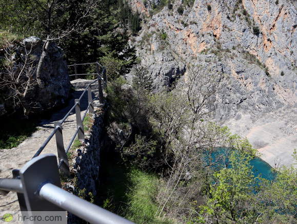 Peš pot nad Modrim jezerom proti trdnjavi Topana Peš pot nad Modrim jezerom proti trdnjavi Topana