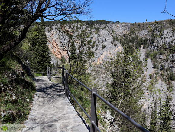 Peš pot nad Modrim jezerom Peš pot nad Modrim jezerom