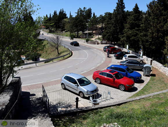 Razgledišče pri parkirišču <br> Parkirišče pri Modrem jezeru