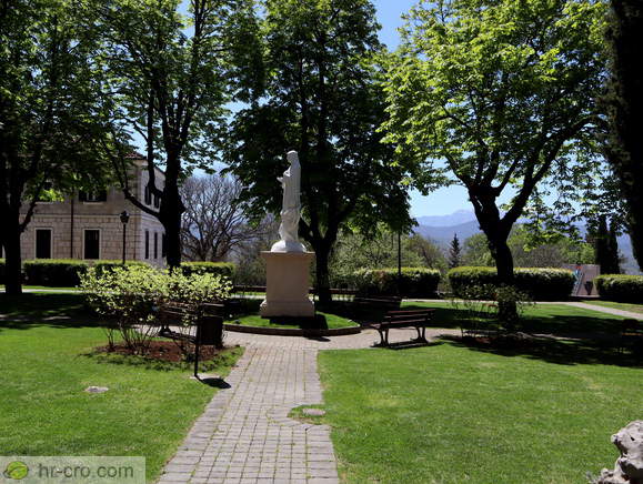Imotski - Park pri cerkvi sv. Franje